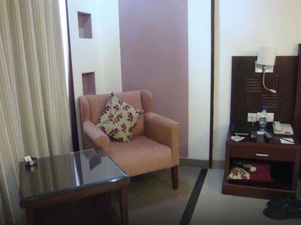 Club Room, 1 Double Bed | Living area | 32-inch LCD TV with cable channels, TV