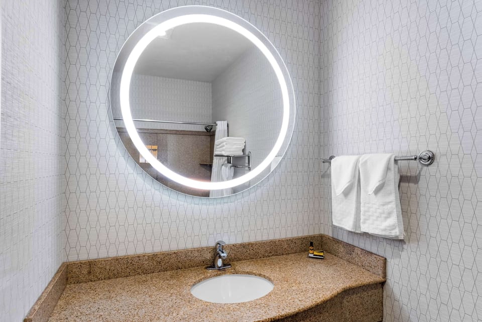 Combined shower/tub, designer toiletries, hair dryer, towels