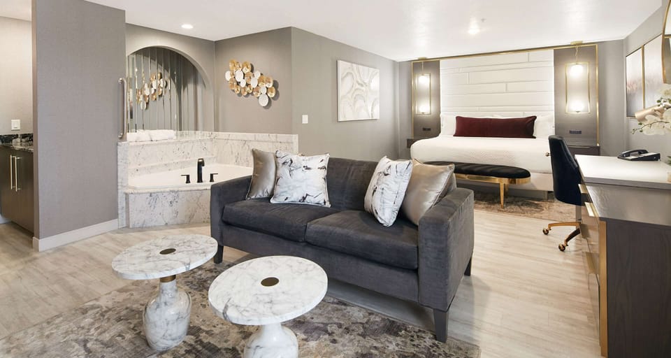 Suite, 1 King Bed, Non Smoking, Jetted Tub (Oversized Room) | Premium bedding, pillowtop beds, in-room safe, desk