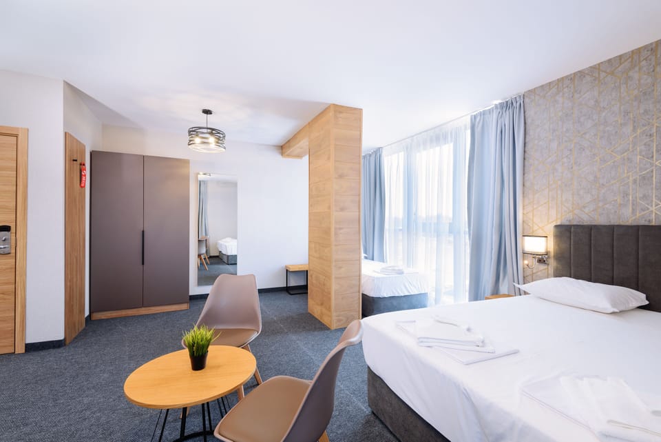 Deluxe Triple Room | In-room safe, desk, iron/ironing board, free cribs/infant beds