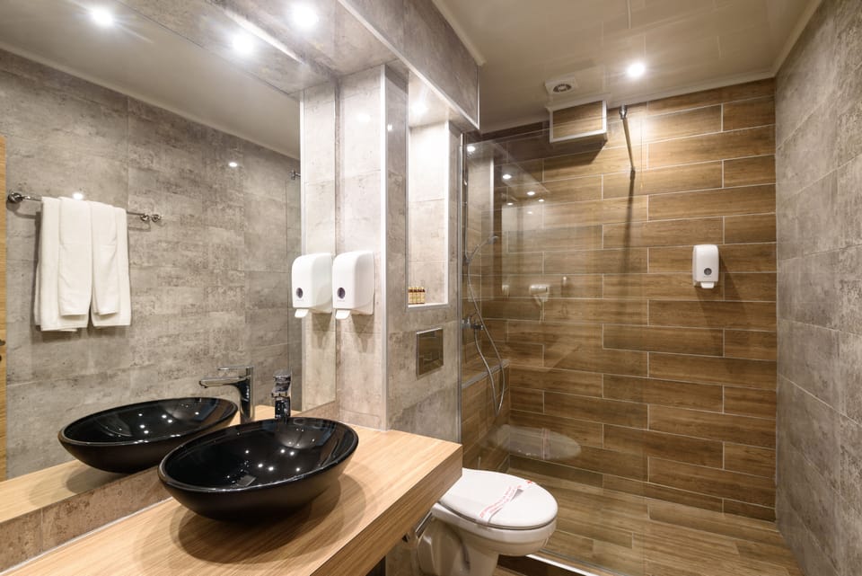Shower, free toiletries, towels