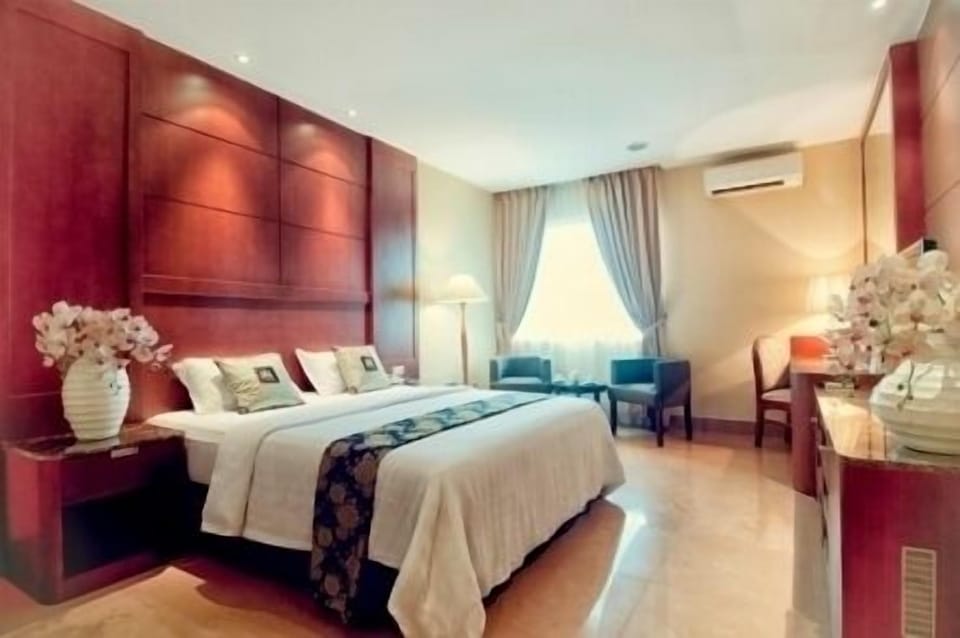 Deluxe Room | Minibar, in-room safe, desk, rollaway beds (surcharge)