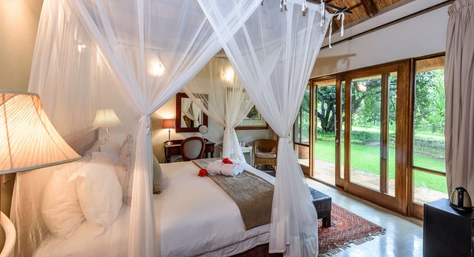 Jackelberry Room | Premium bedding, in-room safe, soundproofing, WiFi (free)