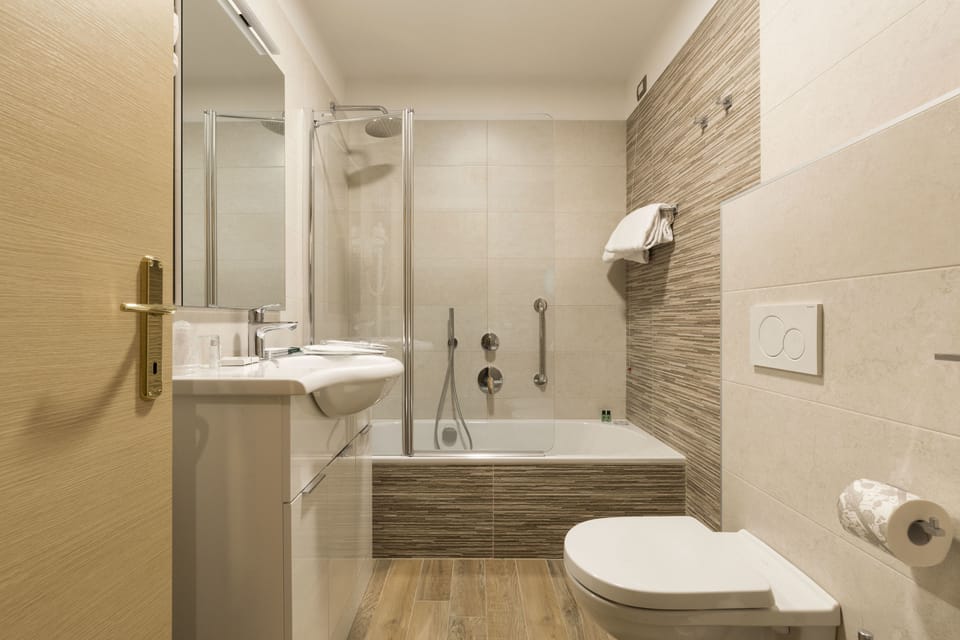 Double or Twin Room | Bathroom | Combined shower/tub, free toiletries, hair dryer, slippers