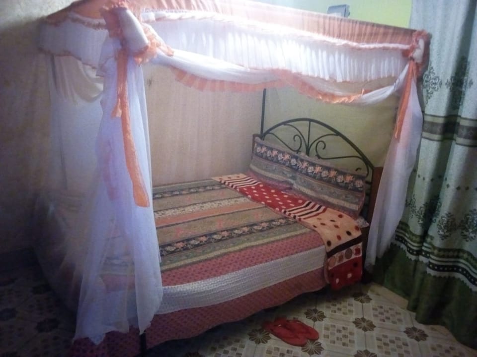 Double Room | Desk, WiFi (free), bed sheets