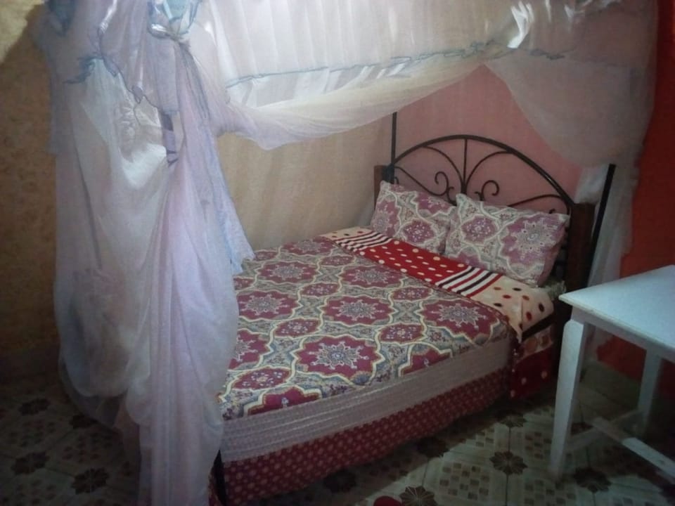 Double Room | Desk, WiFi (free), bed sheets