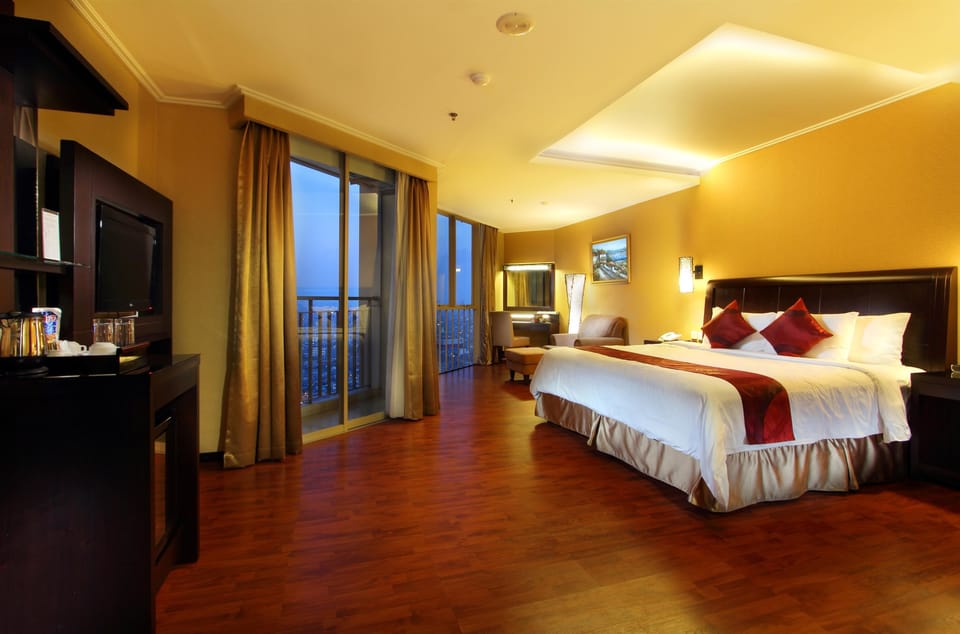 Suite, 1 King Bed, Non Smoking | 1 bedroom, in-room safe, laptop workspace, free WiFi