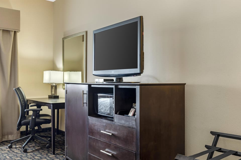Standard Room, 1 King Bed, Accessible, Refrigerator & Microwave | Desk, blackout drapes, iron/ironing board, rollaway beds (surcharge)