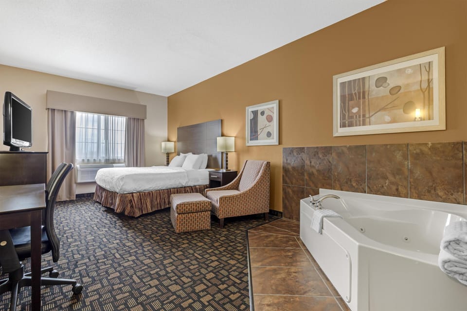 Suite, 1 King Bed, Non Smoking, Jetted Tub | Desk, blackout drapes, iron/ironing board, rollaway beds (surcharge)
