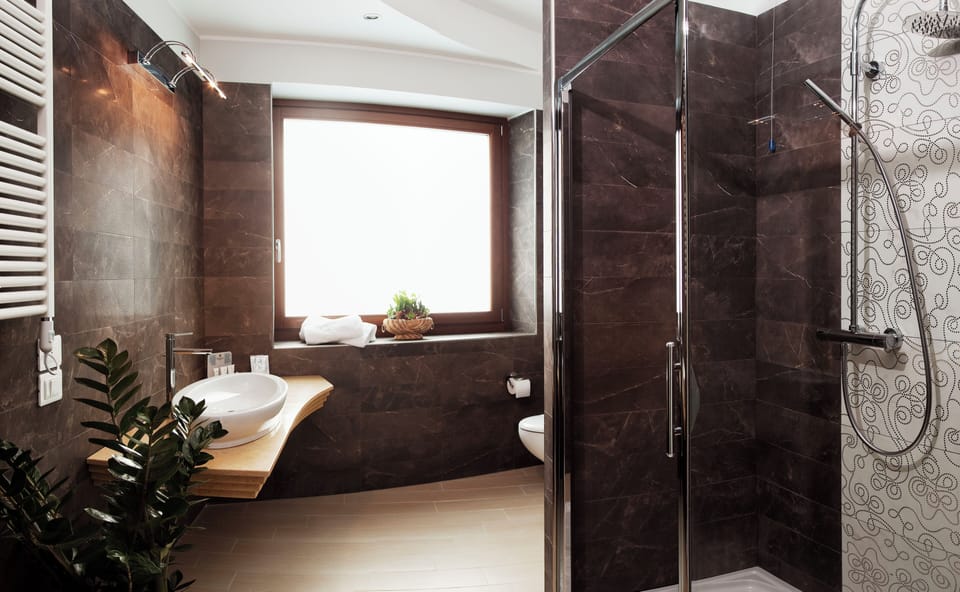 Triple Room | Bathroom | Shower, hair dryer, bidet, towels