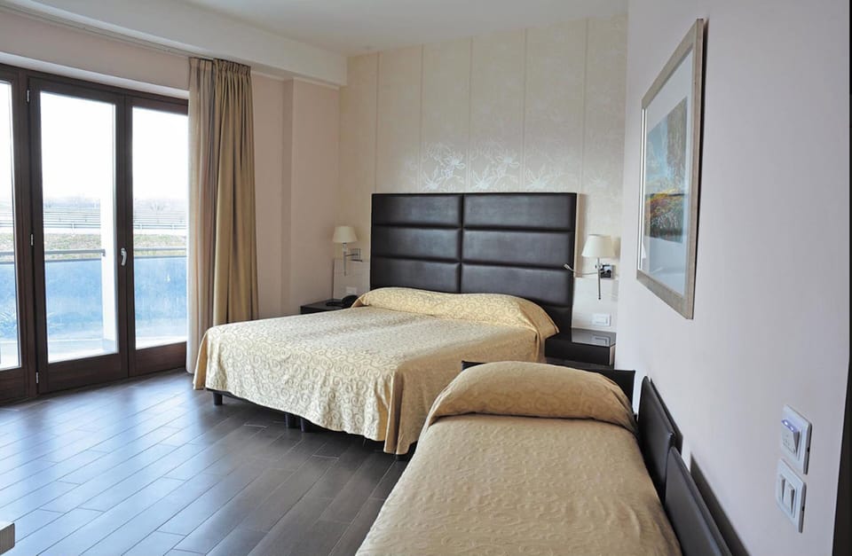 Triple Room | Premium bedding, minibar, in-room safe, desk