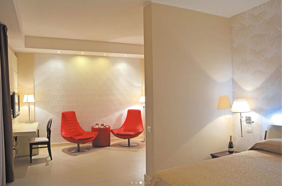 Junior Suite | Premium bedding, minibar, in-room safe, desk