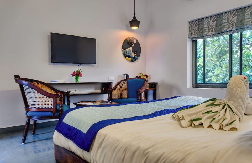 Deluxe Double Room | Bathroom | Shower, free toiletries, towels