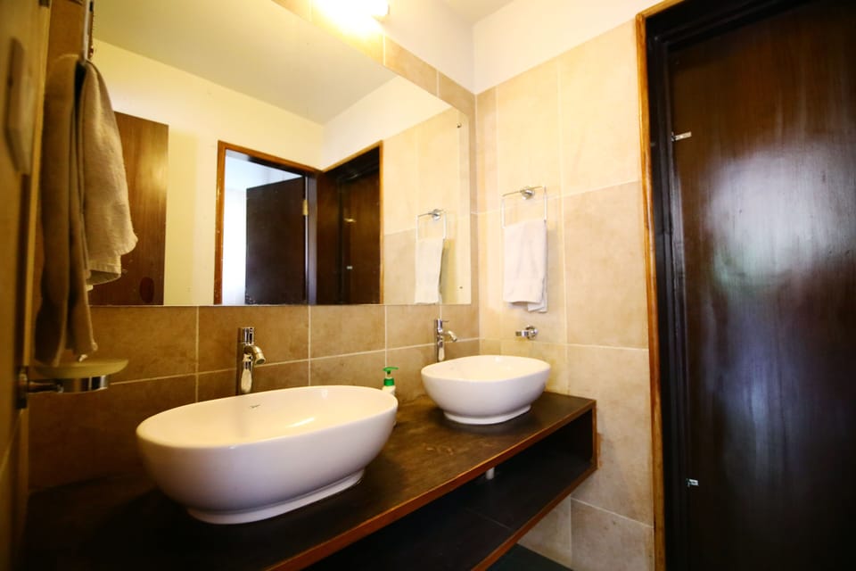 Deluxe Double Room | Bathroom sink