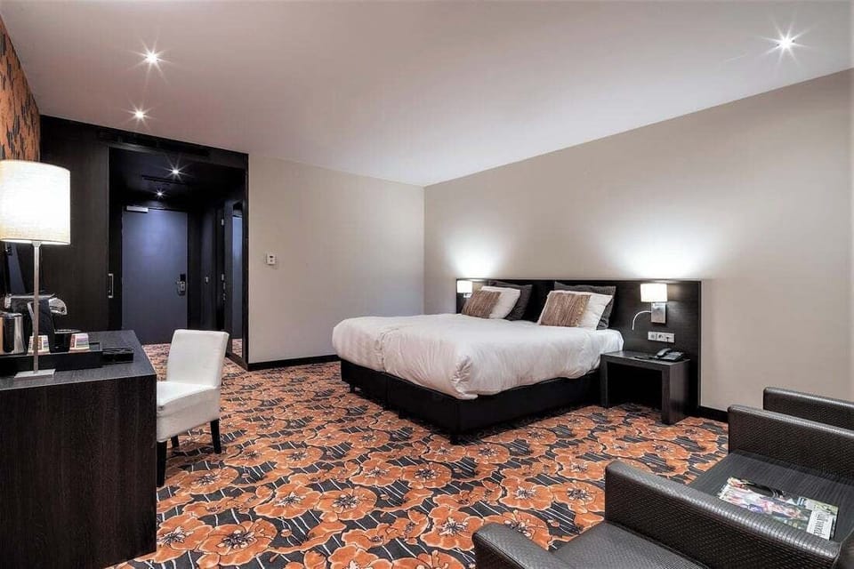 Deluxe Room, 2 Twin Beds | In-room safe, desk, laptop workspace, blackout drapes