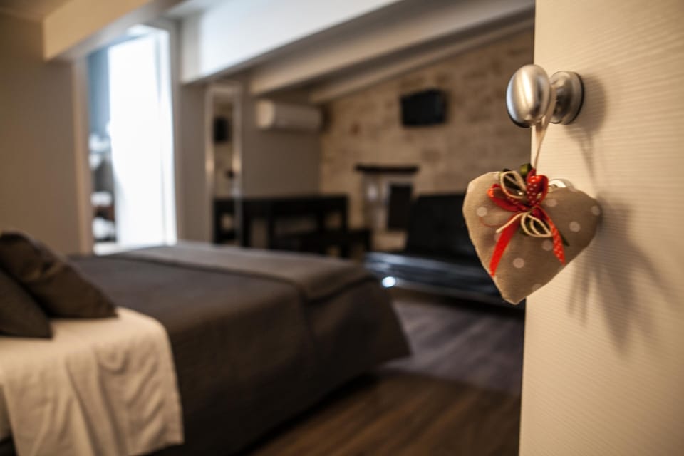 Deluxe Room | Desk, laptop workspace, blackout drapes, rollaway beds
