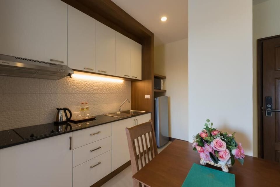 Deluxe Studio Room | Private kitchen | Fridge, electric kettle