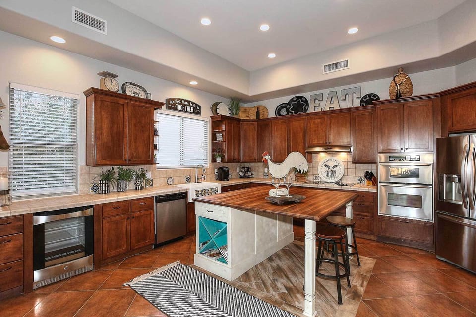 Fully Equipped Kitchen | Breakfast Bar | Keurig Coffee Maker