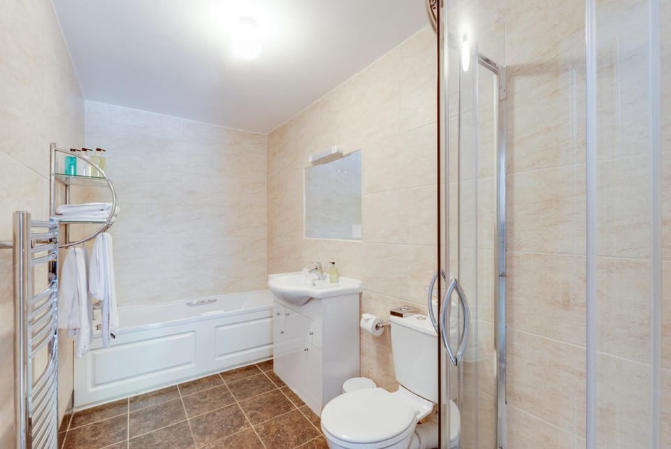 Combined shower/tub, free toiletries, hair dryer, towels