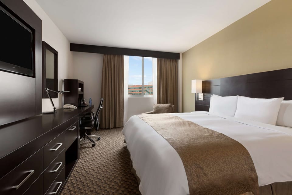 Premium bedding, in-room safe, desk, laptop workspace