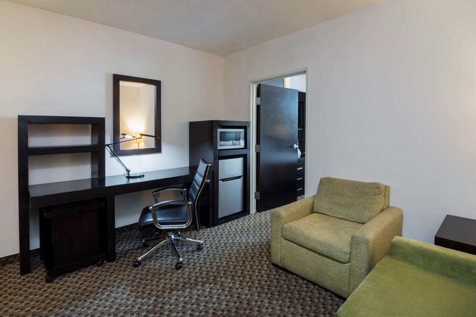King junior suite | Premium bedding, in-room safe, desk, laptop workspace
