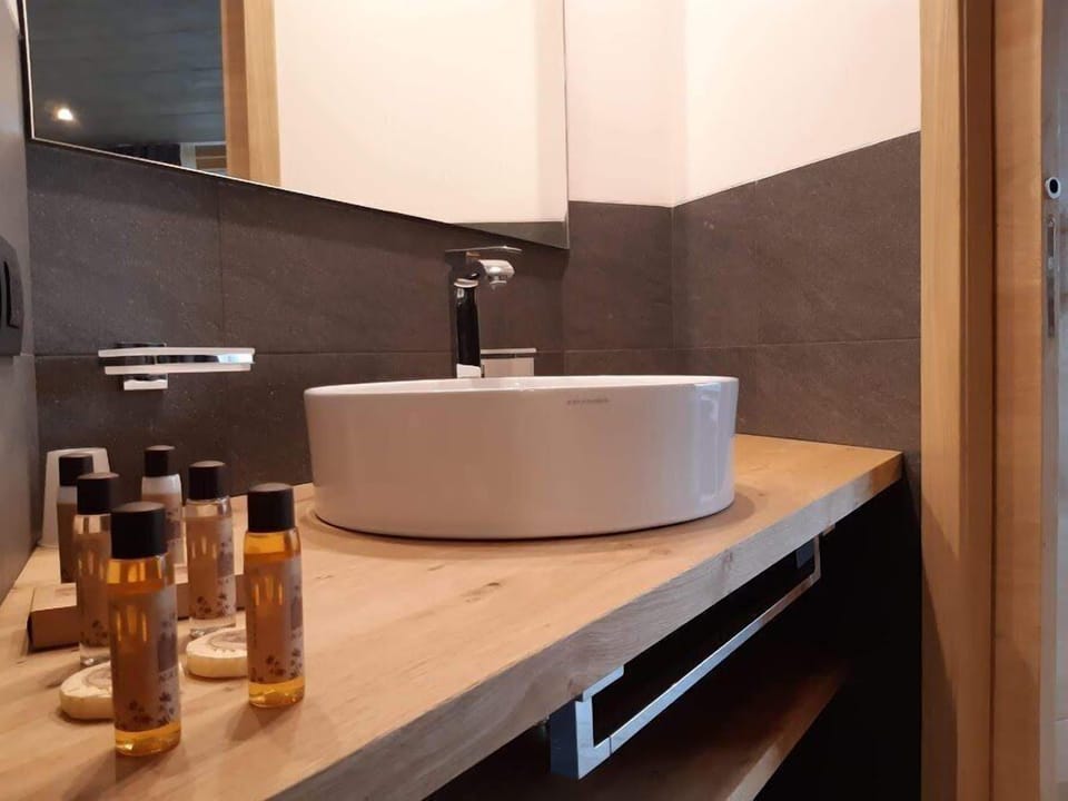 Bathroom sink