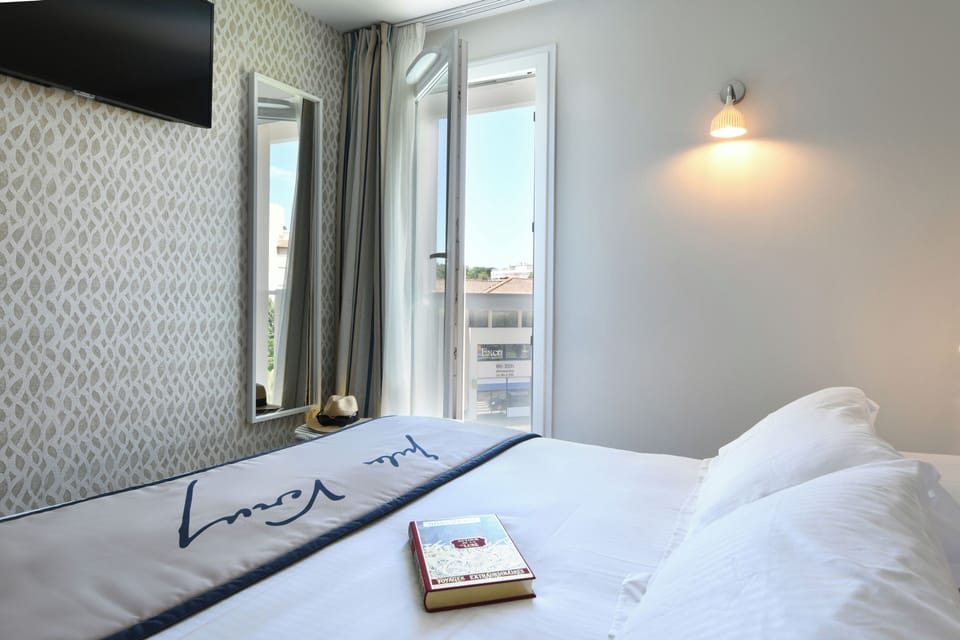 Premium bedding, in-room safe, desk, laptop workspace