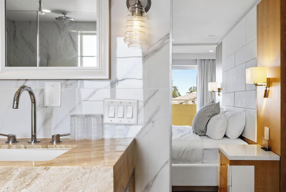 Balcony Ocean View | Bathroom | Shower, free toiletries, hair dryer, bathrobes
