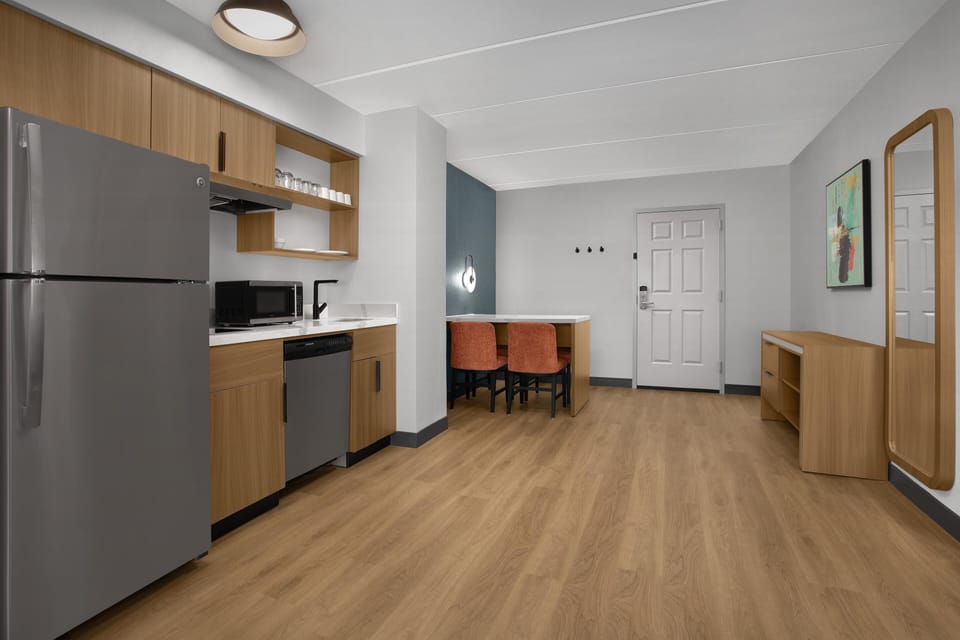 Coffee/tea maker, fridge, microwave, stovetop