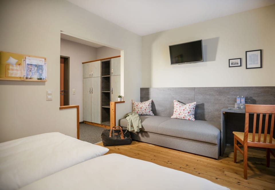 Triple Room | In-room safe, desk, blackout drapes, free WiFi