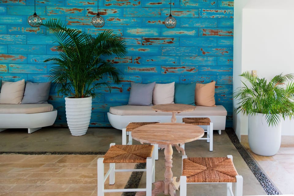 2 bars/lounges, beach bar