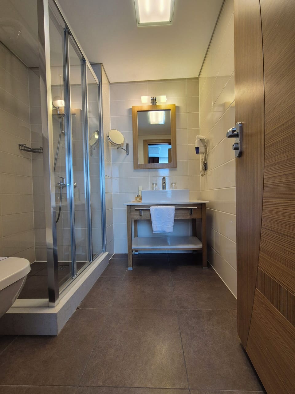 Deluxe Double with Balcony | Bathroom | Rainfall showerhead, free toiletries, hair dryer, bathrobes