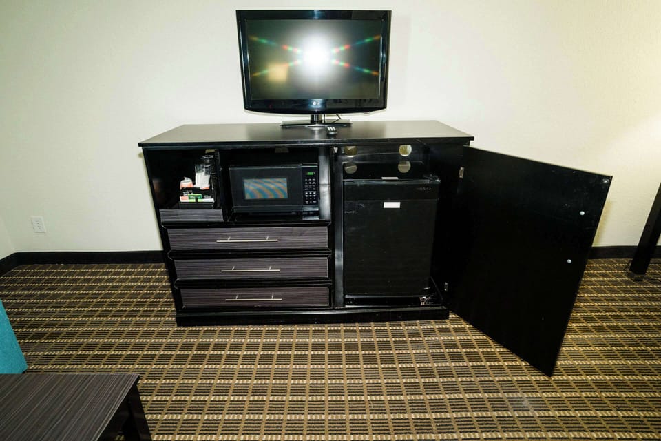 Suite, 1 King Bed with Sofa bed, Non Smoking | Desk, blackout drapes, iron/ironing board, free cribs/infant beds