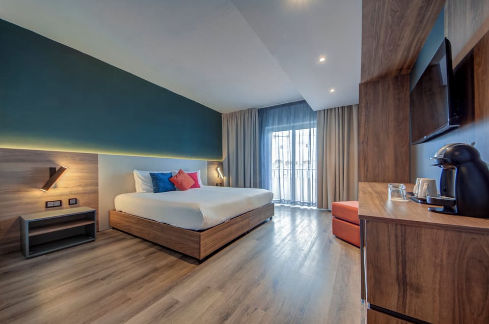 Deluxe Double or Twin Room | 1 bedroom, minibar, in-room safe, individually decorated