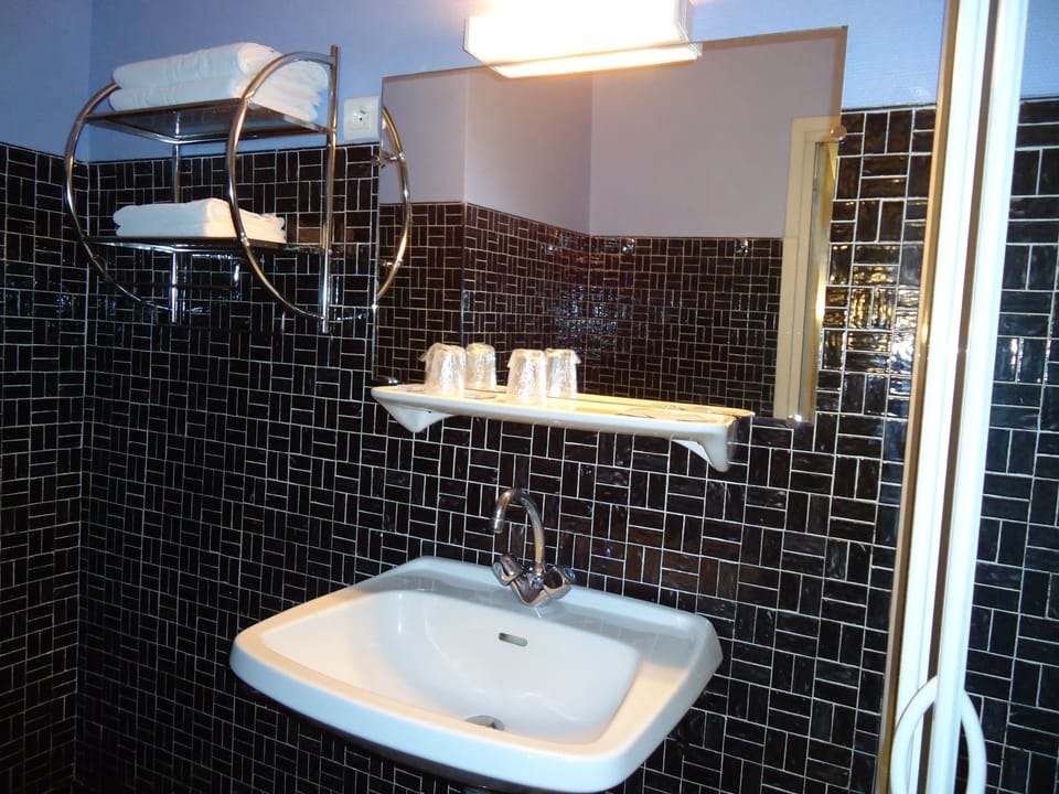 Family Room | Bathroom sink