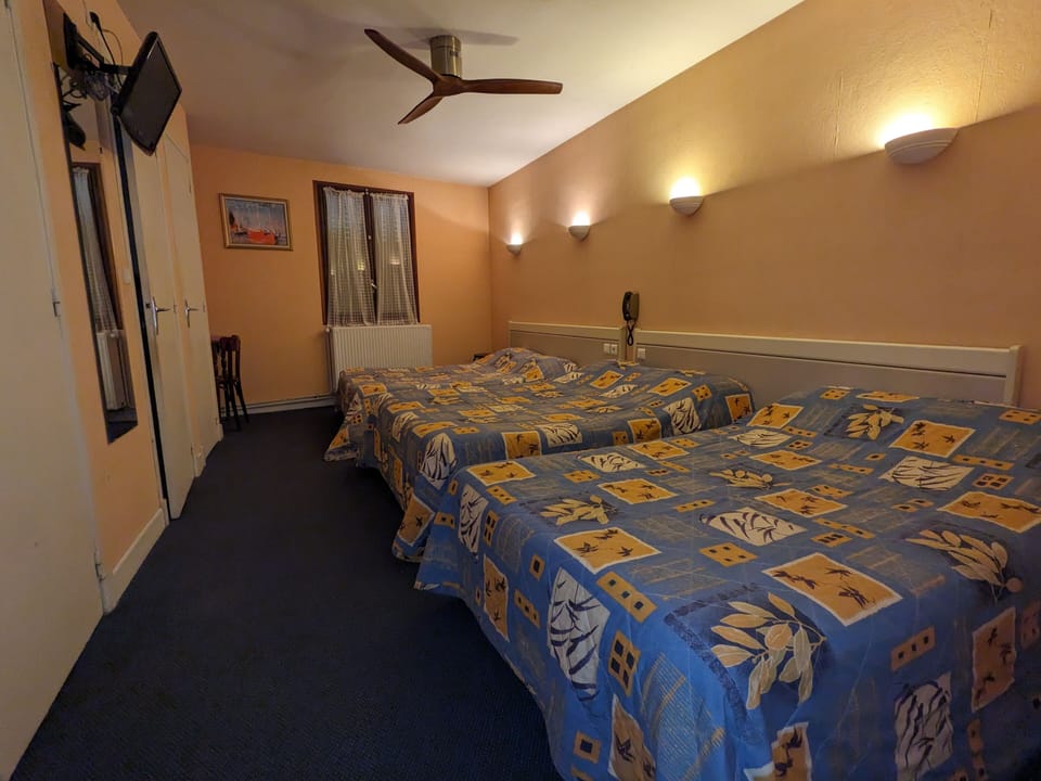 Family Room | Desk, free WiFi, bed sheets