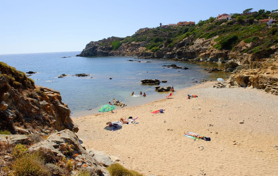 White sand, sun loungers, beach umbrellas, 2 beach bars