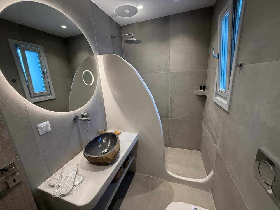 Family Room | Bathroom | Shower, hair dryer, towels, soap