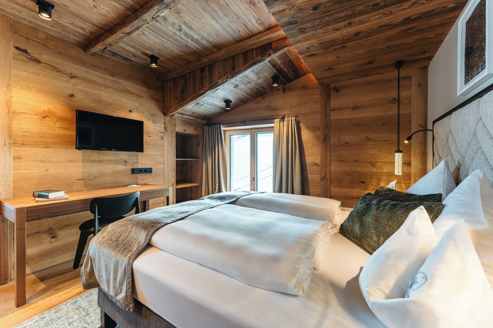 Classic Double Room, Mountain View | Hypo-allergenic bedding, minibar, in-room safe, desk