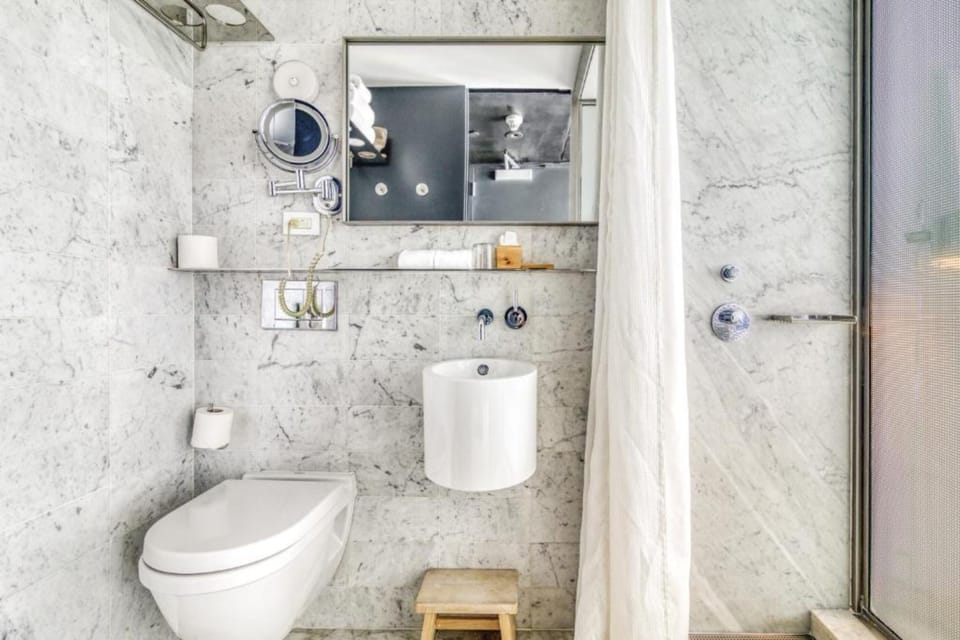 Deluxe Room | Bathroom | Shower, rainfall showerhead, towels