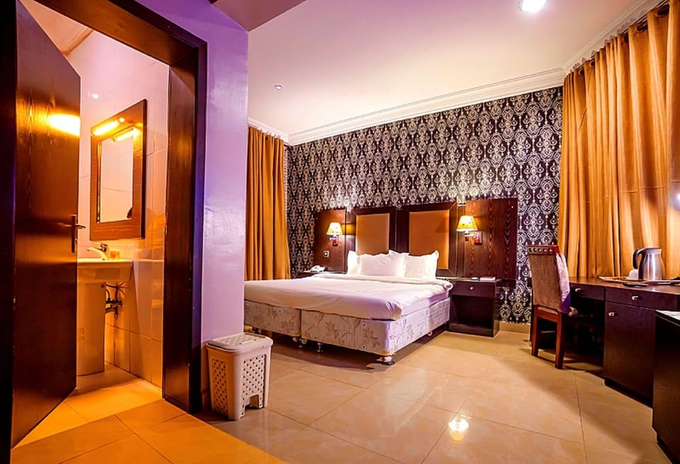 Executive Room | Egyptian cotton sheets, premium bedding, Tempur-Pedic beds, desk