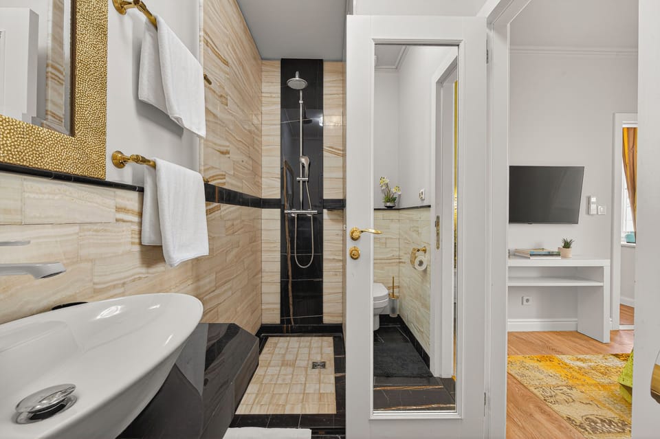 Exclusive Suite | Bathroom | Shower, free toiletries, hair dryer, heated floors