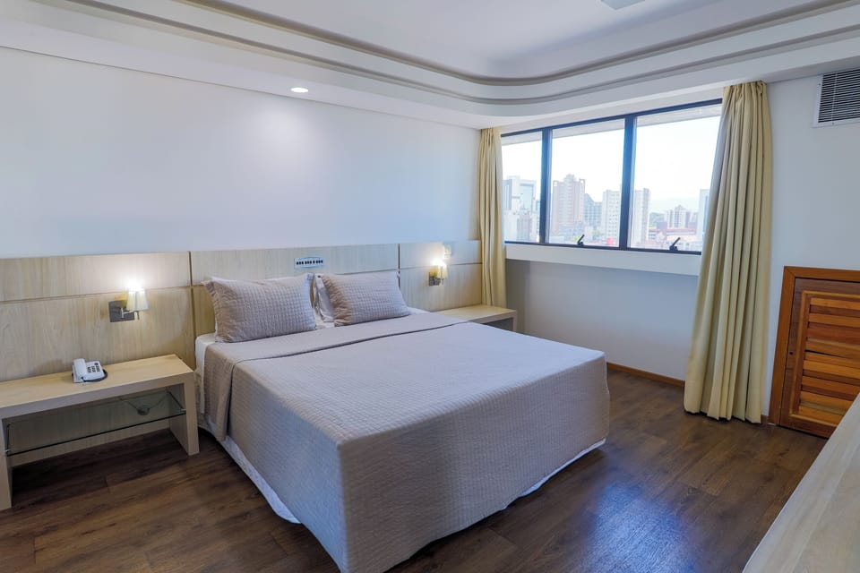 Executive Suite | Minibar, desk, laptop workspace, blackout drapes