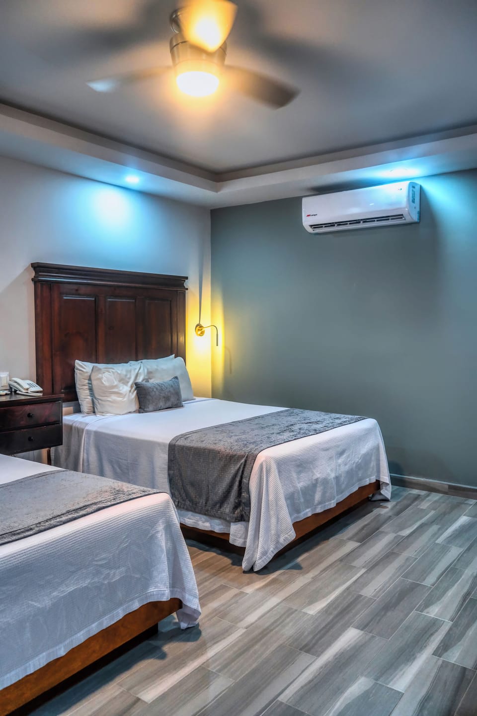 7 bedrooms, desk, laptop workspace, blackout drapes