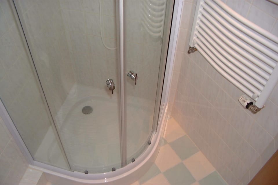 Basic Double Room | Bathroom shower