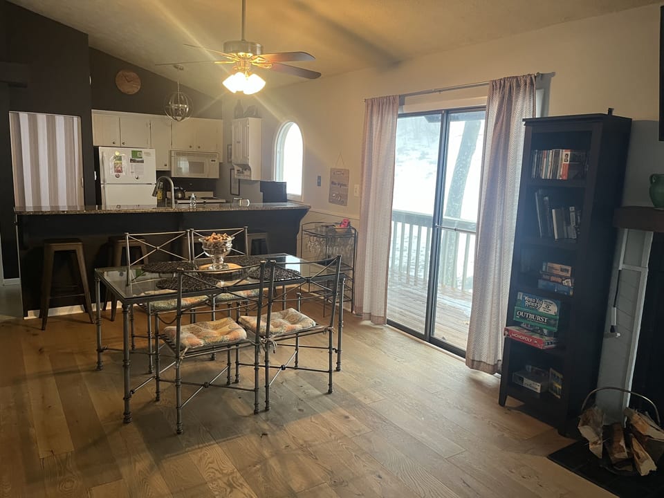 Dining room with easy access to the balcony 