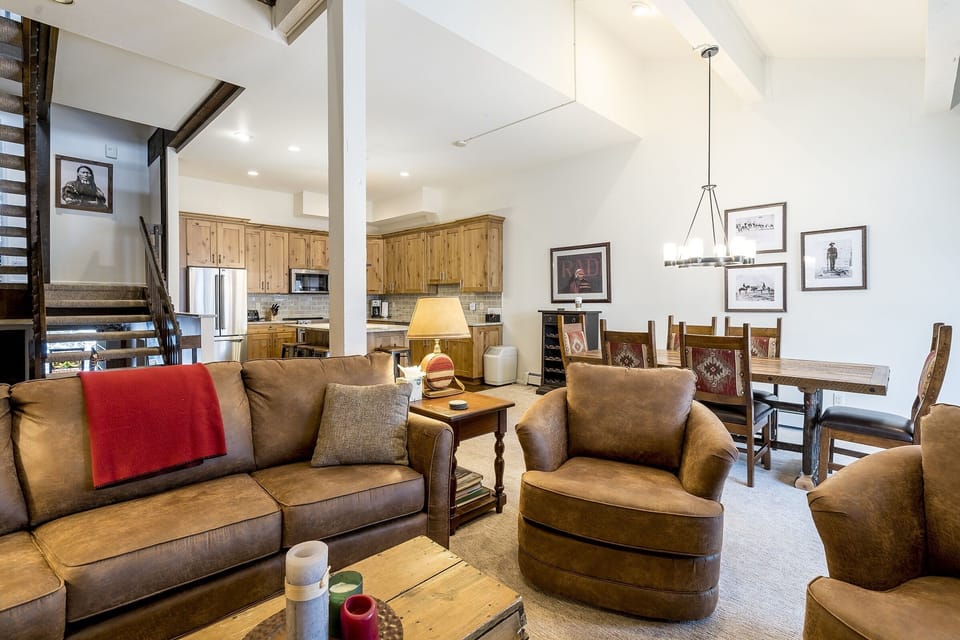 Townhome, 4 Bedrooms | Living room | Smart TV