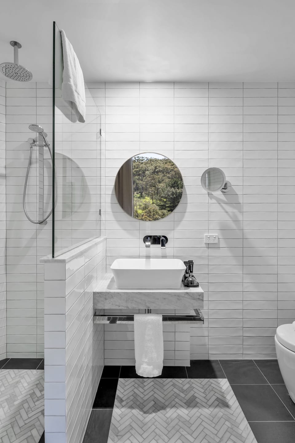Piccadilly Wing Valley View Room | Bathroom | Shower, free toiletries, hair dryer, bathrobes