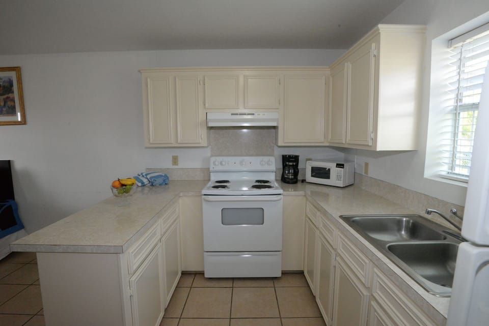 Coffee/tea maker, full-size fridge, microwave, stovetop