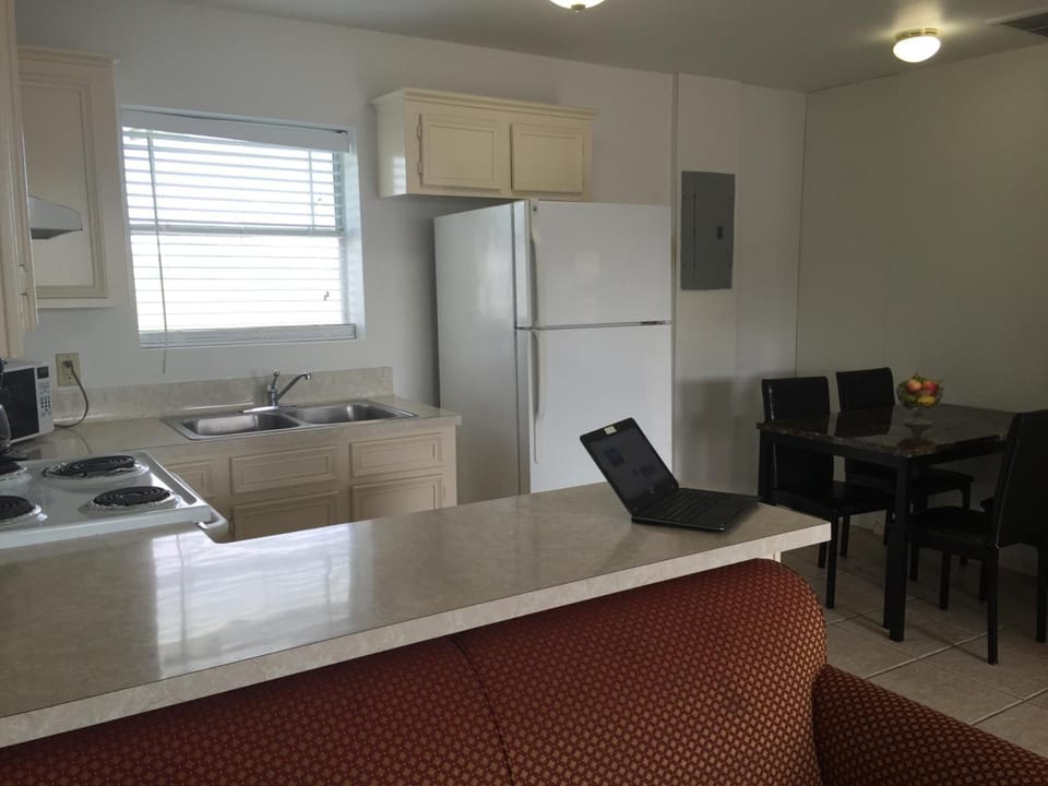 Coffee/tea maker, full-size fridge, microwave, stovetop